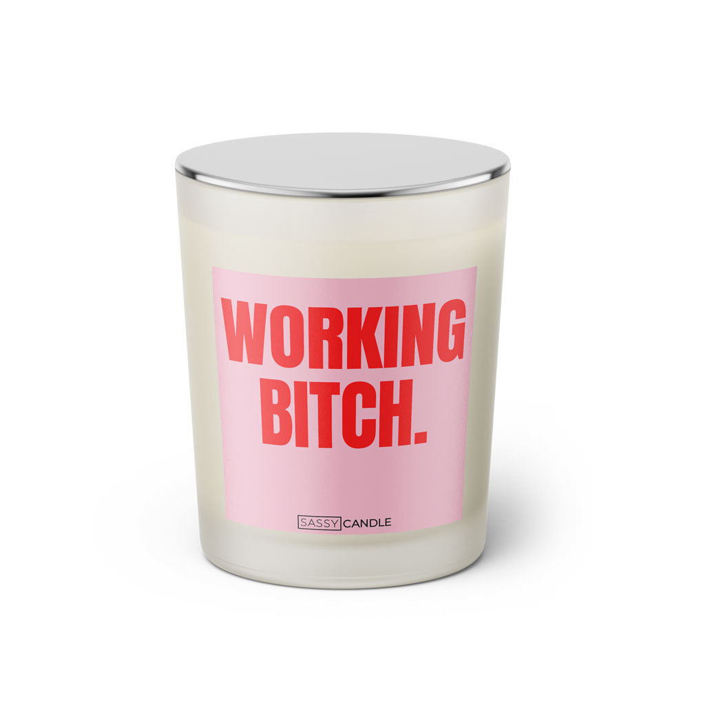 Duftkerze mit witzigem Spruch: Working Bitch. Farbe rosa und pinke Schrift. Kerzenglas mit silbernem geschlossenem Deckel von SassyCandle.