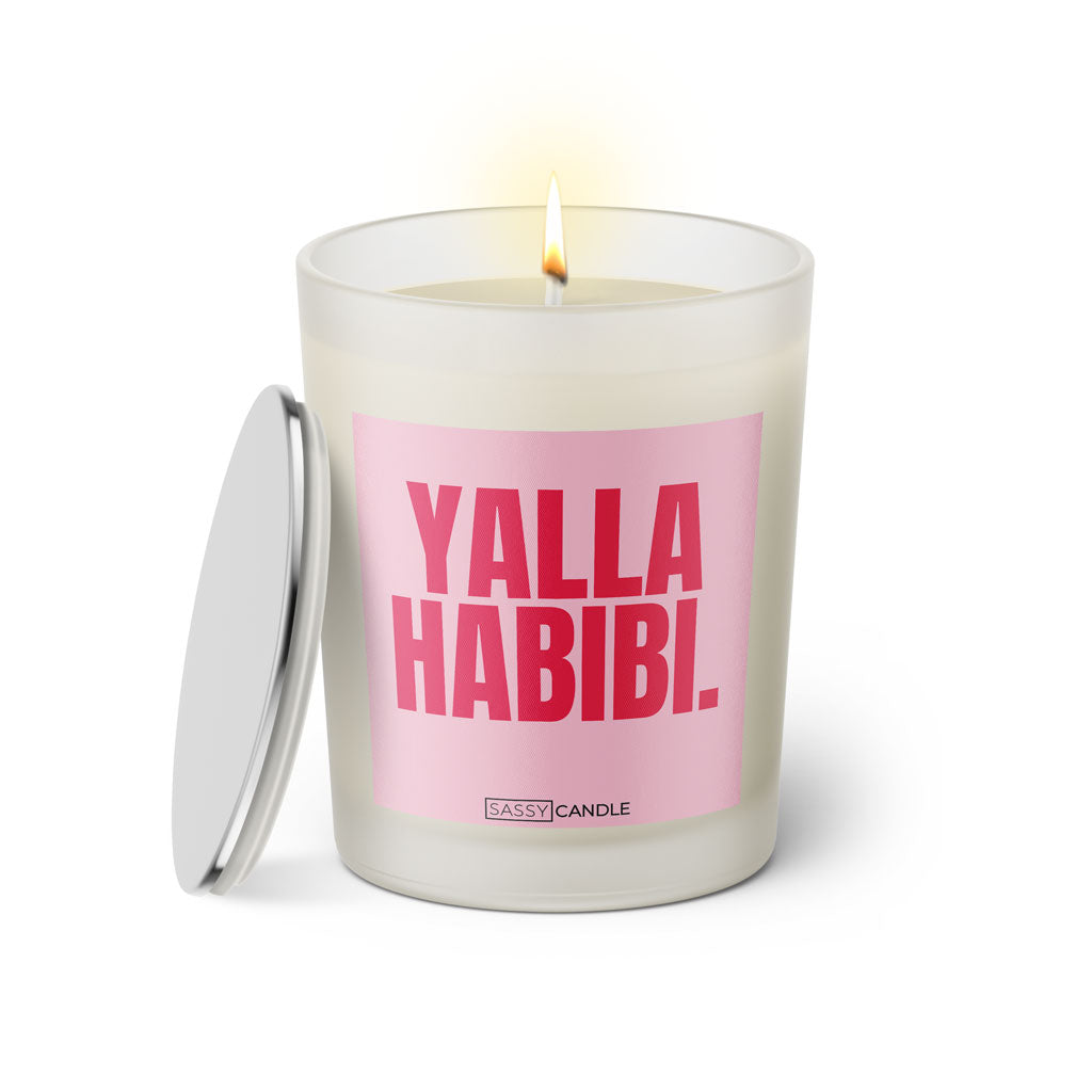Duftkerze mit witzigem Spruch: Yalla Habibi. Farbe rosa und pinke Schrift. Kerzenglas mit silbernem Deckel von SassyCandle.