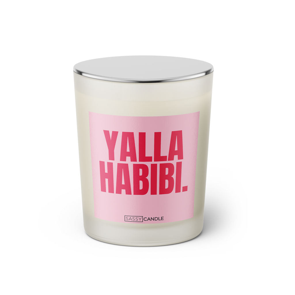 Duftkerze mit witzigem Spruch: Yalla Habibi. Farbe rosa und pinke Schrift. Kerzenglas mit silbernem geschlossenem Deckel von SassyCandle.