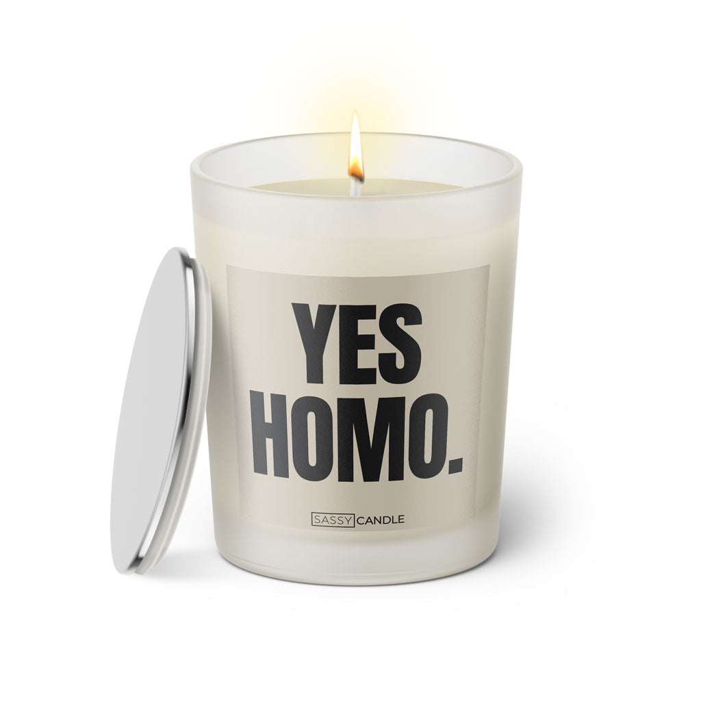 Duftkerze mit witzigen Spruch: Yes Homo. Farbe beige und schwarz von Sassy Candle.