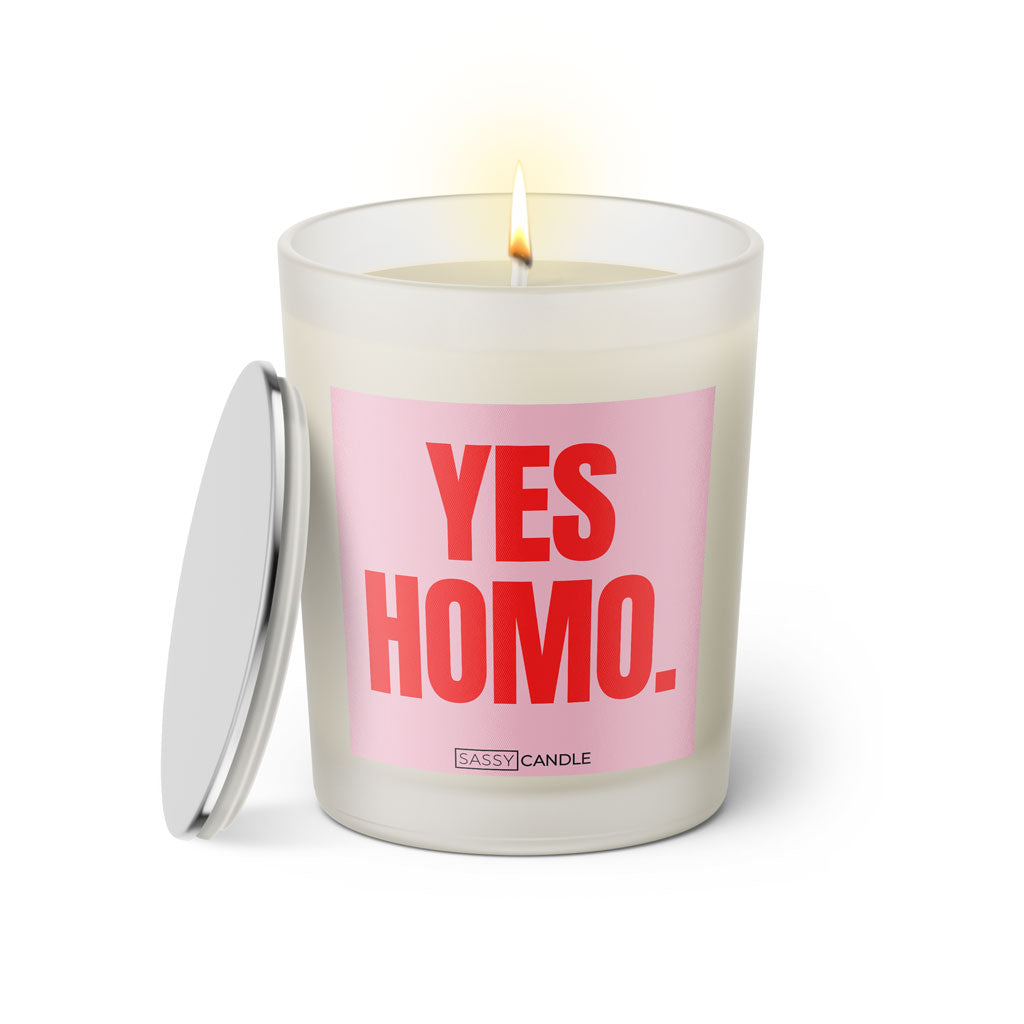 Duftkerze mit witzigen Spruch: Yes Homo. Farbe rosa und pink von Sassy Candle.