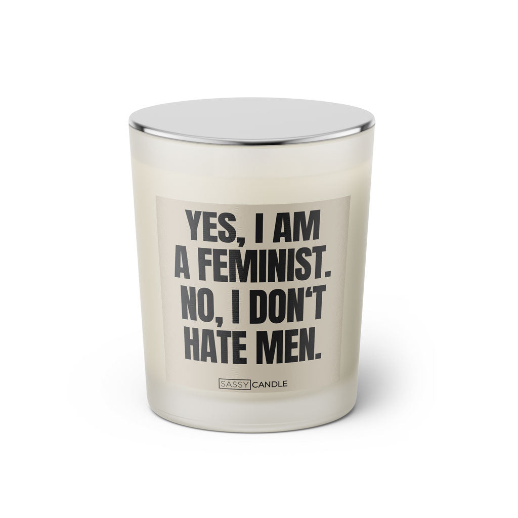 Duftkerze mit witzigen Spruch: Yes, I am a feminist. No, I don't hate men. Farbe beige und schwarz von Sassy Candle.
