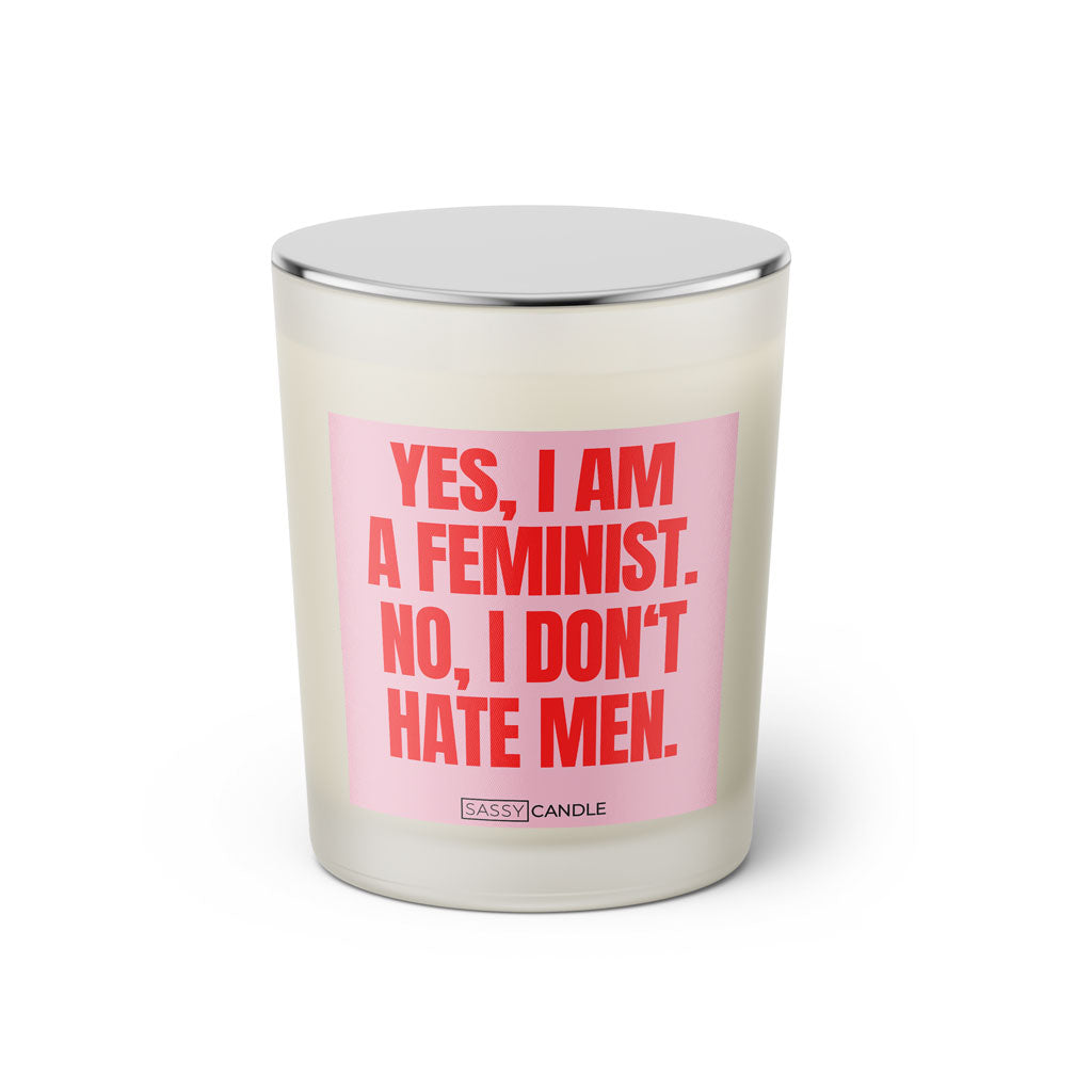 Duftkerze mit witzigen Spruch: Yes, I am a feminist. No, I don't hate men. Farbe rosa und pink von Sassy Candle.