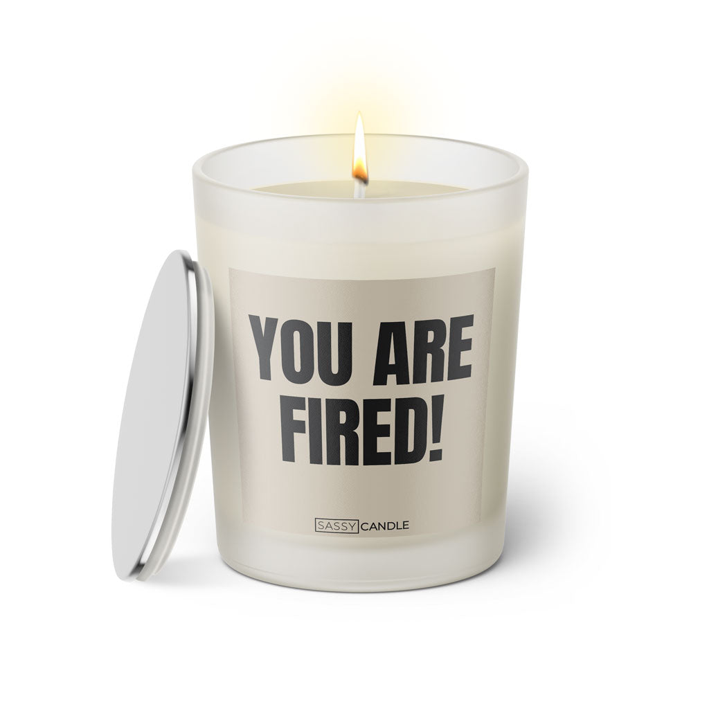 Duftkerze mit witzigem Spruch: You are fired! Farbe beige und schwarze Schrift. Kerzenglas mit silbernem Deckel von SassyCandle.
