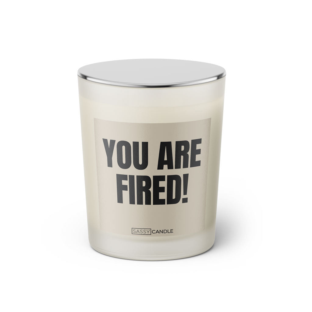 Duftkerze mit witzigem Spruch: You are fired! Farbe rosa und pinke Schrift. Kerzenglas mit silbernem geschlossenem Deckel von SassyCandle.