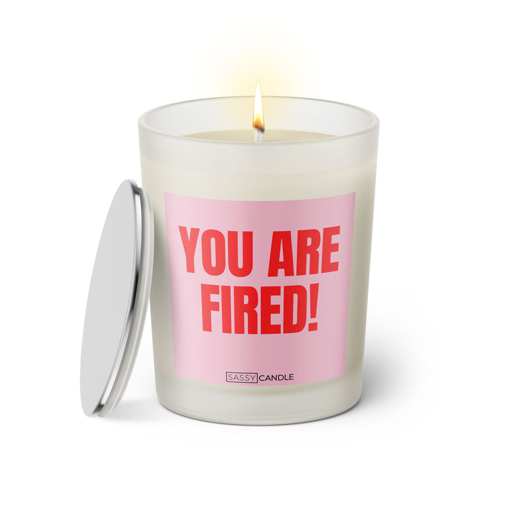 Duftkerze mit witzigem Spruch: You are fired! Farbe rosa und pinke Schrift. Kerzenglas mit silbernem Deckel von SassyCandle.