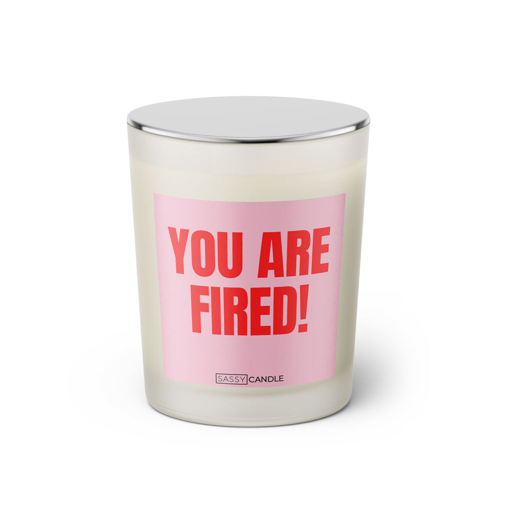 Duftkerze mit witzigem Spruch: You are fired! Farbe rosa und pinke Schrift. Kerzenglas mit silbernem geschlossenem Deckel von SassyCandle.