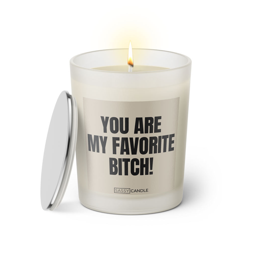 Duftkerze mit witzigen Spruch: You are my favorite Bitch. Farbe beige und schwarz mit silbernen Deckel von Sassy Candle.