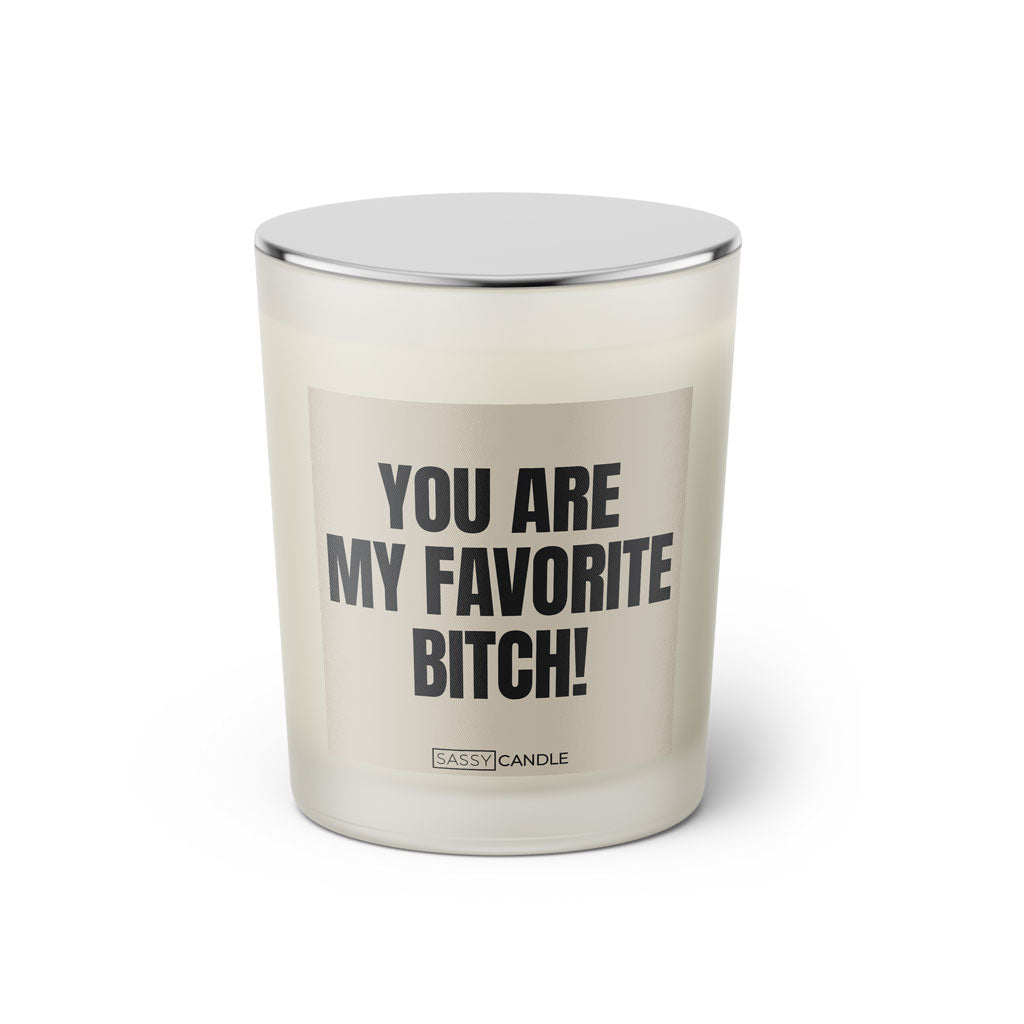 Duftkerze mit witzigen Spruch: You are my favorite Bitch. Farbe beige und schwarz mit silbernen Deckel von Sassy Candle.