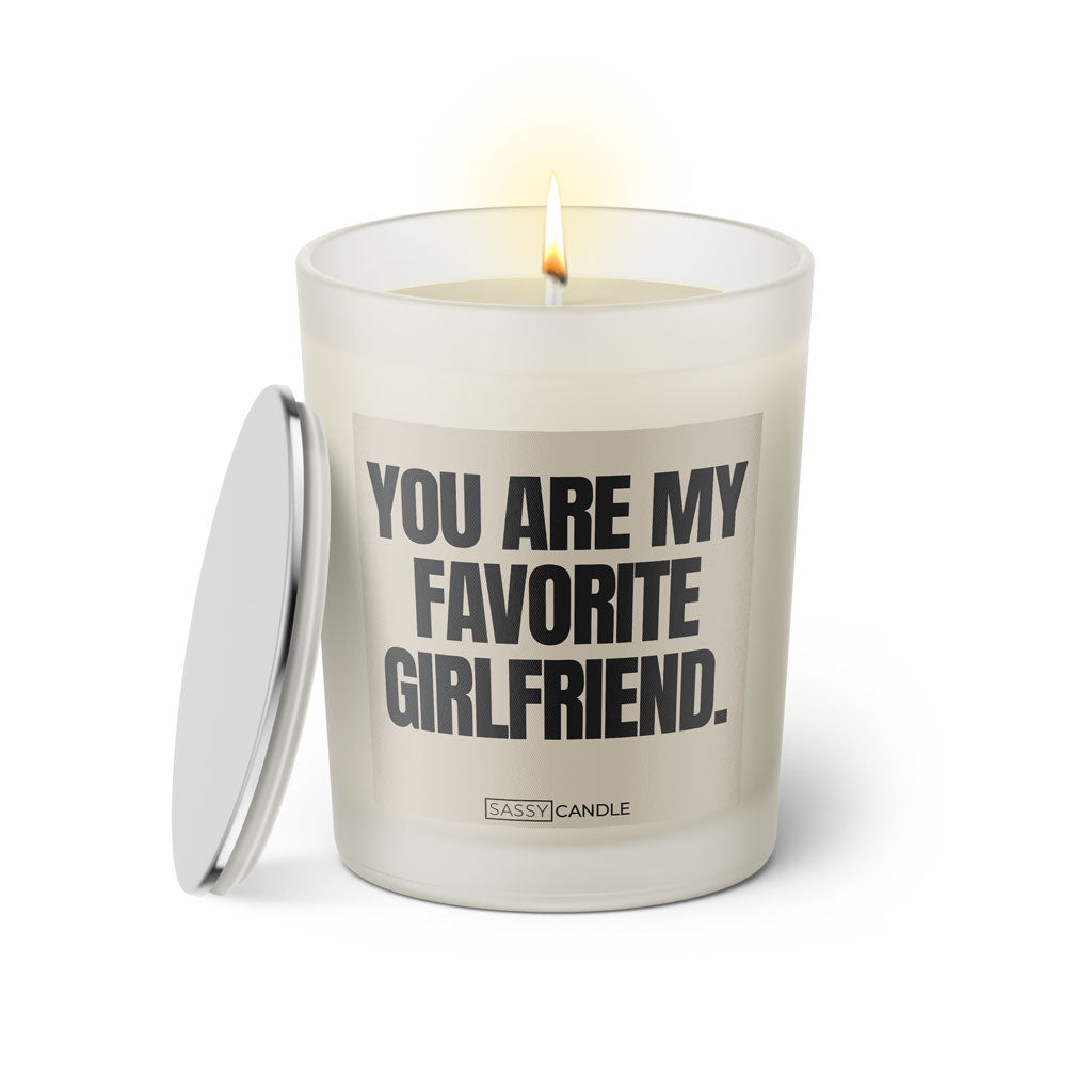 Duftkerze mit witzigen Spruch: You are my favorite girlfriend. Farbe beige und schwarz von Sassy Candle.