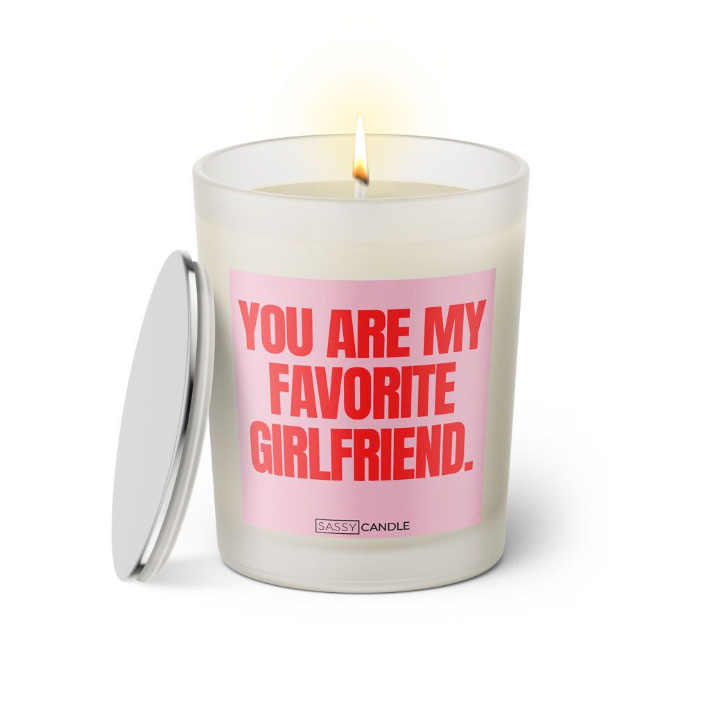 Duftkerze mit witzigen Spruch: You are my favorite girlfriend. Farbe rosa und pink von Sassy Candle.