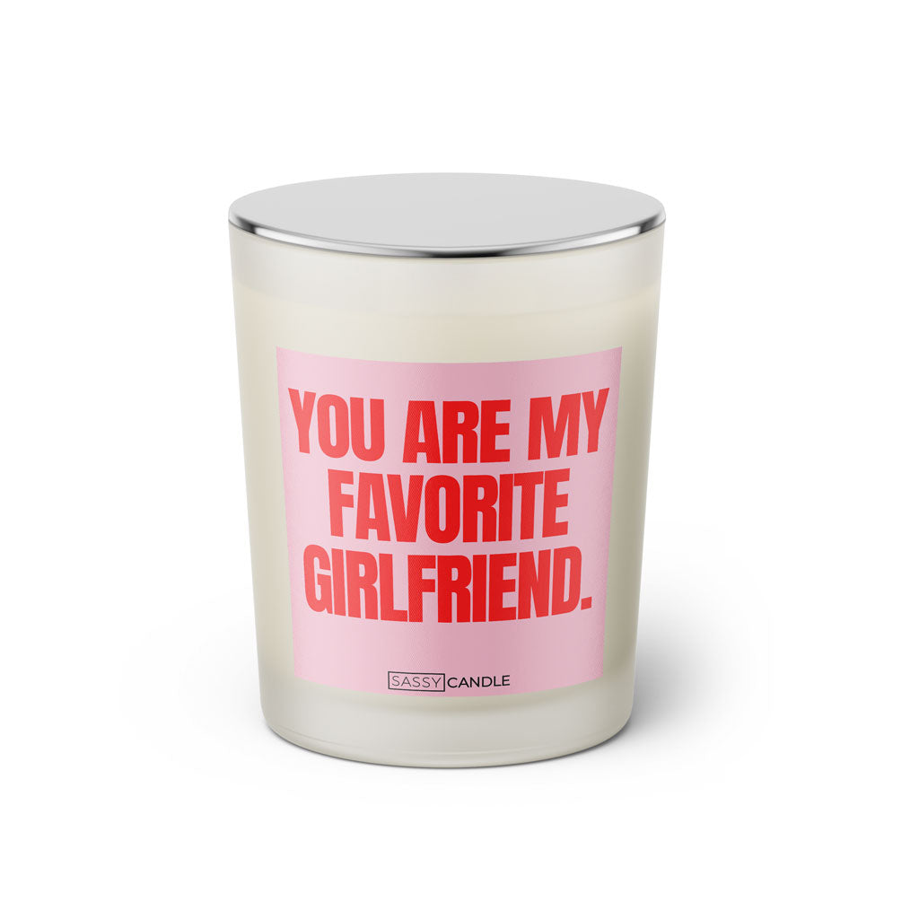 Duftkerze mit witzigen Spruch: You are my favorite girlfriend. Farbe rosa und pink von Sassy Candle.