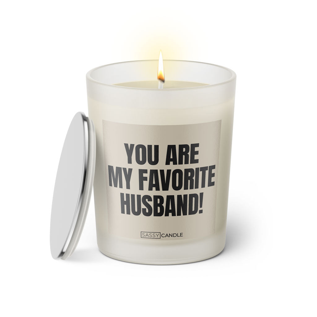 Duftkerze mit witzigen Spruch: You are my favorite husband. Farbe beige und schwarz mit silbernem Kerzendeckel von Sassy Candle.