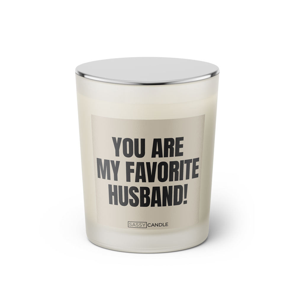 Duftkerze mit witzigen Spruch: You are my favorite husband. Farbe beige und schwarz mit silbernem Kerzendeckel von Sassy Candle.