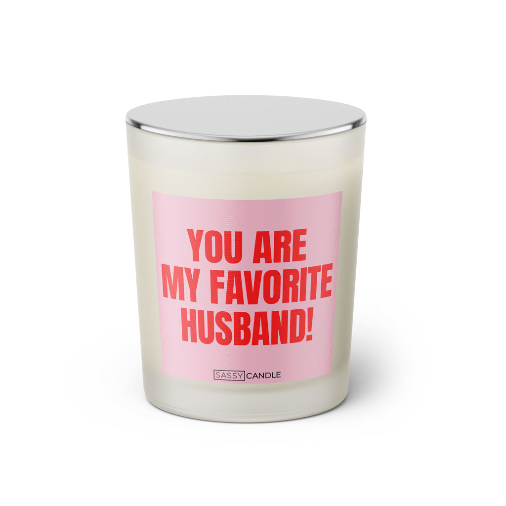 Duftkerze mit witzigen Spruch: You are my favorite husband. Farbe rosa und pink mit silbernem Kerzendeckel von Sassy Candle.