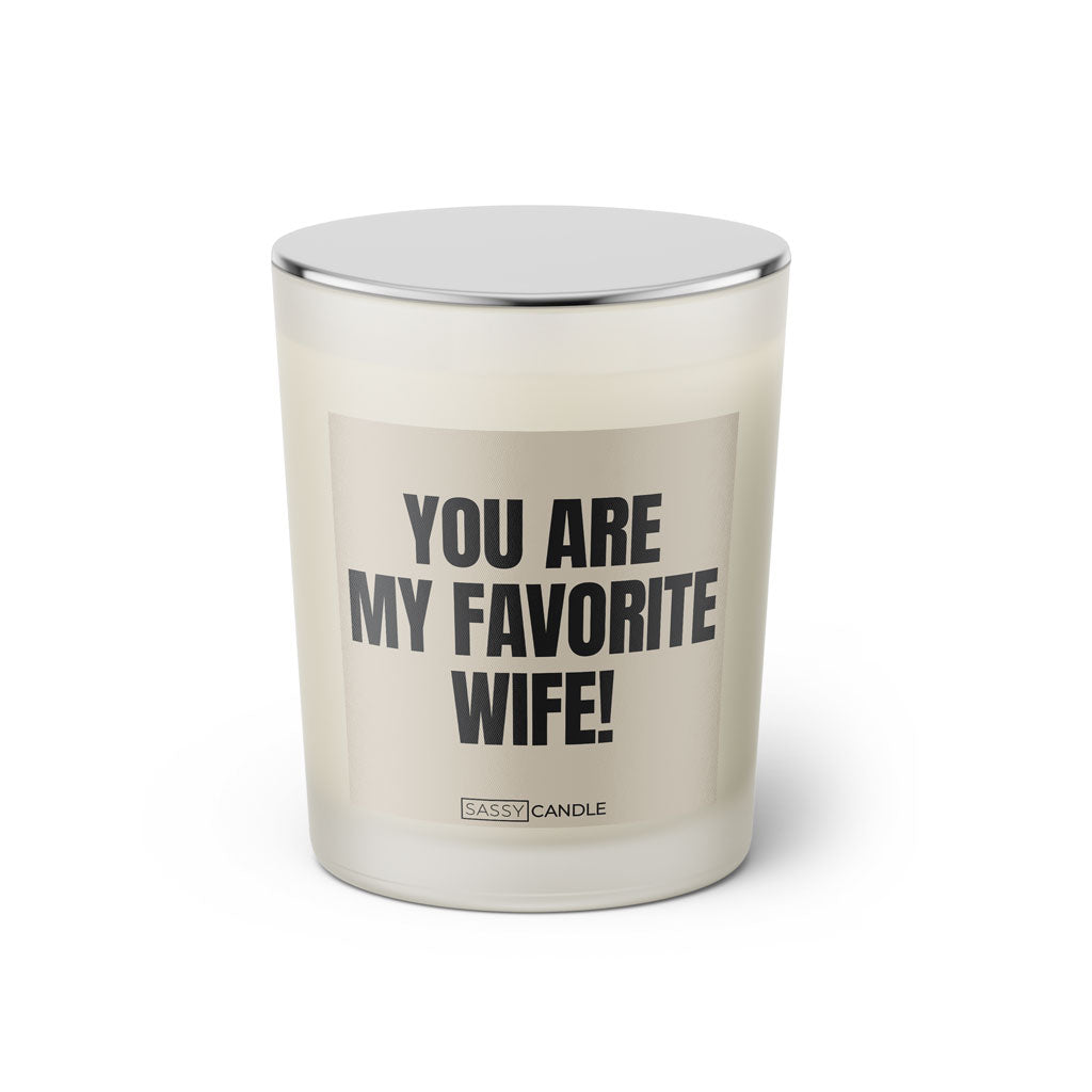 Duftkerze mit witzigen Spruch: You are my favorite wife. Farbe beige und schwarz von Sassy Candle.