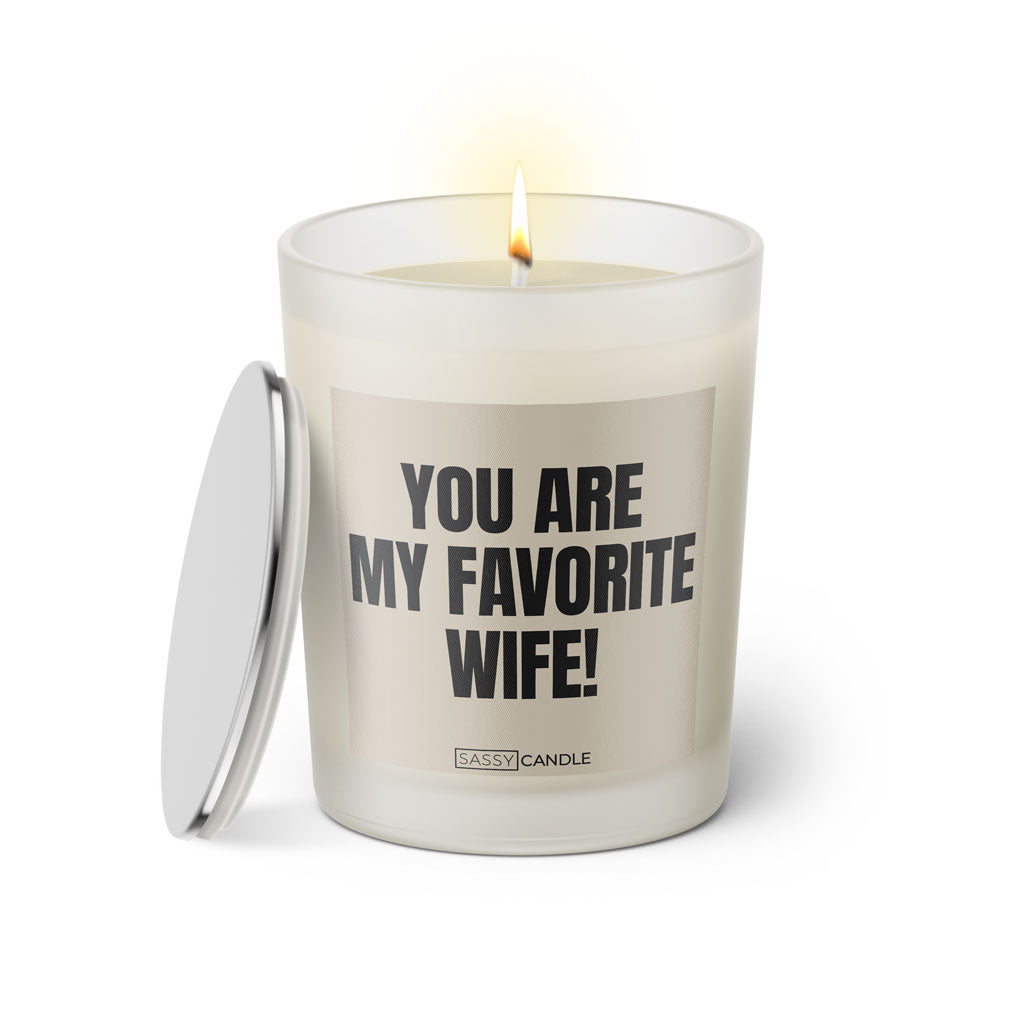 Duftkerze mit witzigen Spruch: You are my favorite wife. Farbe beige und schwarz von Sassy Candle.