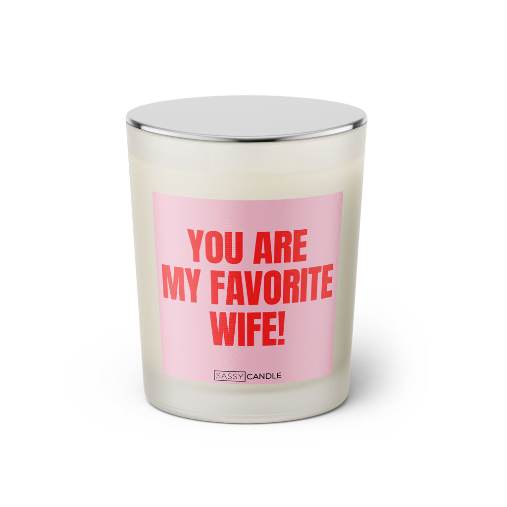 Duftkerze mit witzigen Spruch: You are my favorite wife. Farbe rosa und pink von Sassy Candle.