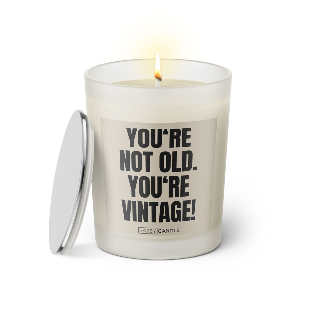 Duftkerze mit Spruch: You're not old. You're vintage! Farbe beige und schwarz von Sassy Candle.
