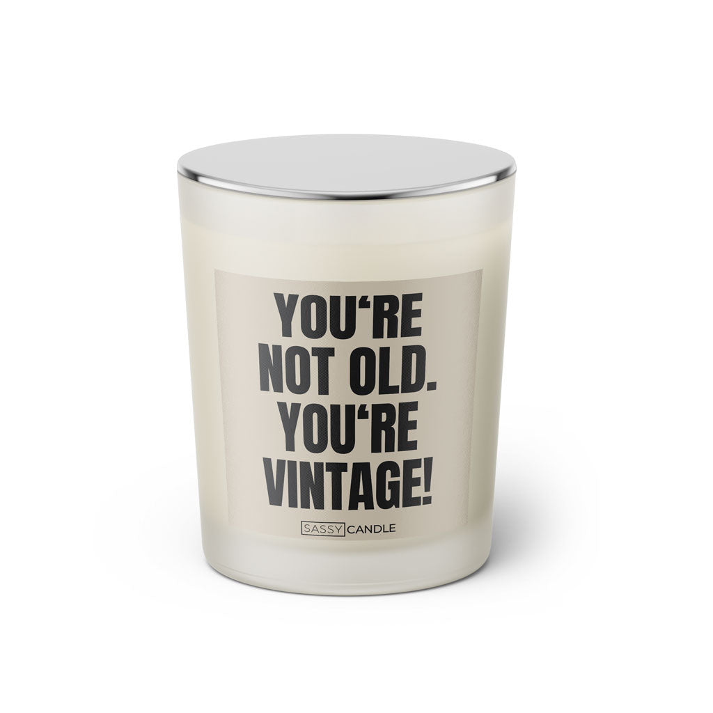 Duftkerze mit Spruch: You're not old. You're vintage! Farbe beige und schwarz von Sassy Candle.