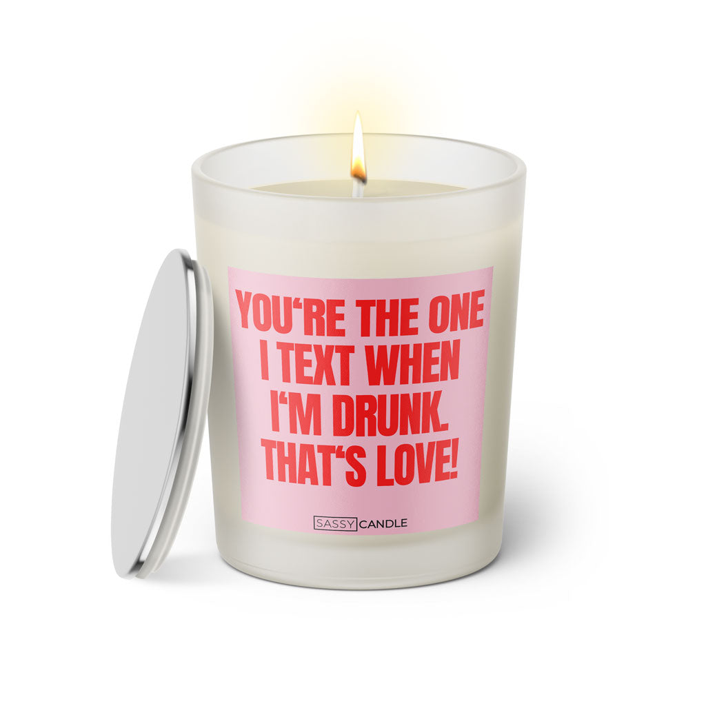 Duftkerze mit witzigen Spruch: You are the one I text when I'm drunk. That's love. Farbe rosa und pink von Sassy Candle.