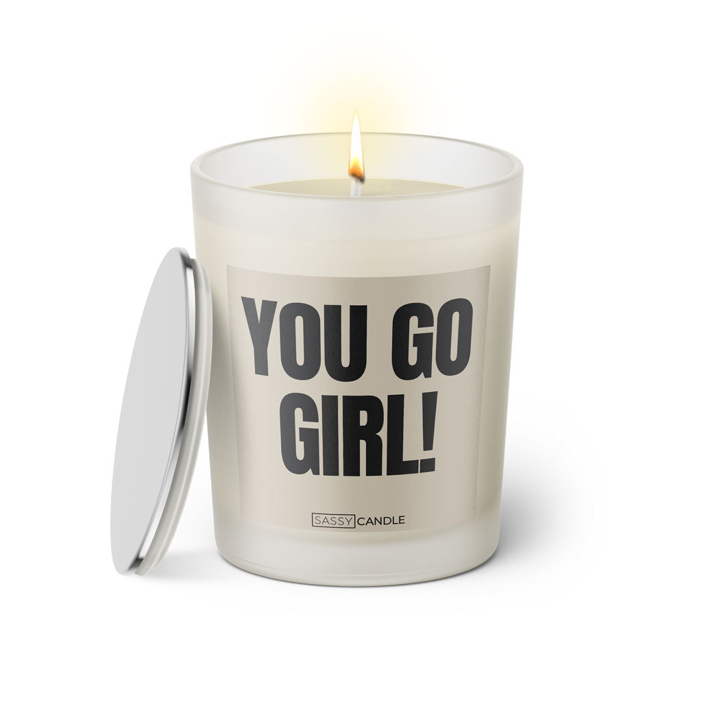 Duftkerze mit witzigen Spruch: You go girl! Farbe beige und schwarz von Sassy Candle.