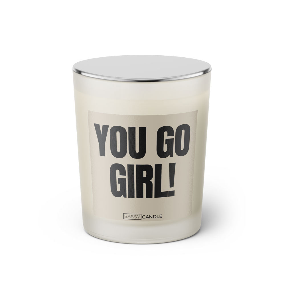 Duftkerze mit witzigen Spruch: You go girl! Farbe beige und schwarz von Sassy Candle.