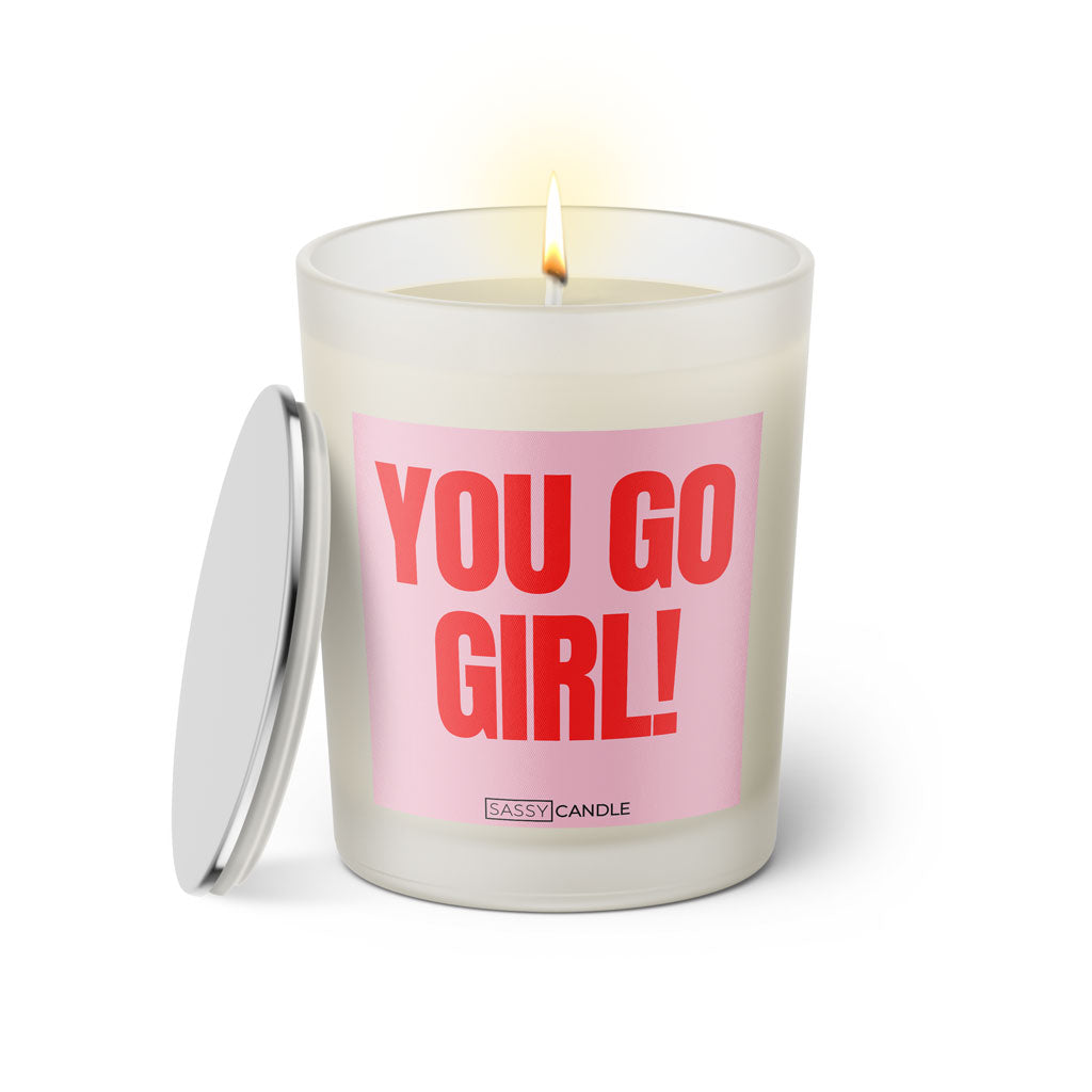 Duftkerze mit witzigen Spruch: You go girl! Farbe rosa und pink von Sassy Candle.