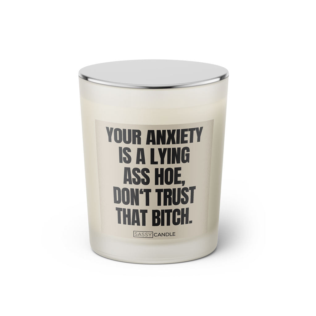 Duftkerze mit Spruch: Your anxiety is a lying ass hoe, don't trust that bitch Farbe beige und schwarz von Sassy Candle.