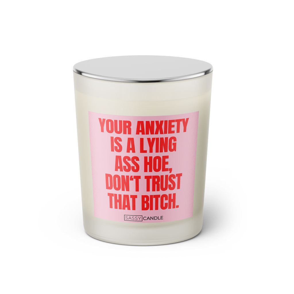 Duftkerze mit Spruch: Your anxiety is a lying ass hoe, don't trust that bitch Farbe rosa und pink von Sassy Candle.