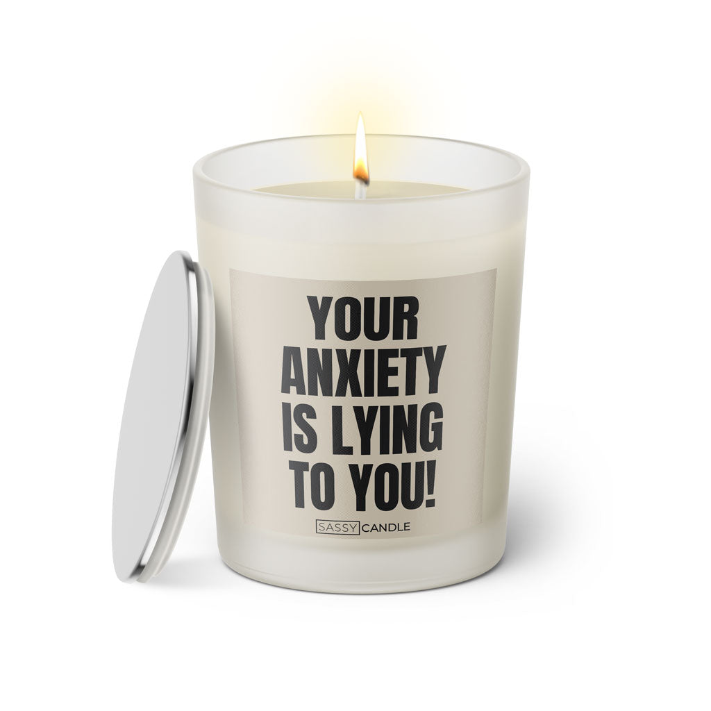 Duftkerze mit witzigen Spruch: Your anxiety is lying to you. Kerzenglas mit silbernen Deckel. Farbe beige und schwarz von Sassy Candle.