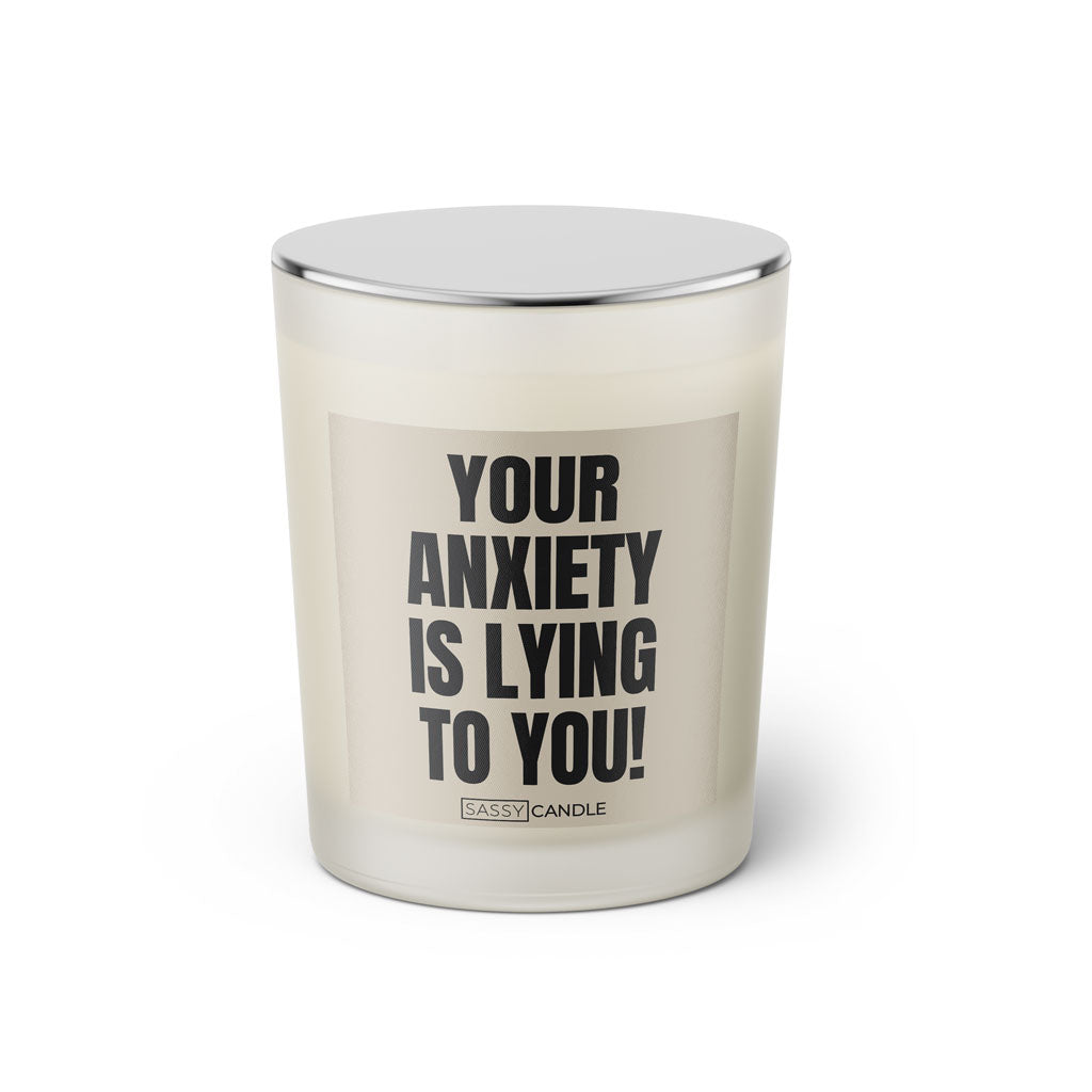 Duftkerze mit witzigen Spruch: Your anxiety is lying to you. Kerzenglas mit silbernen Deckel. Farbe beige und schwarz von Sassy Candle.