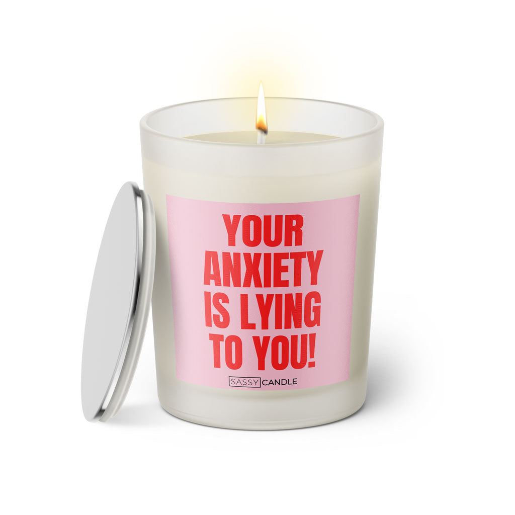 Duftkerze mit witzigen Spruch: Your anxiety is lying to you. Kerzenglas mit silbernen Deckel. Farbe rosa und pink von Sassy Candle.