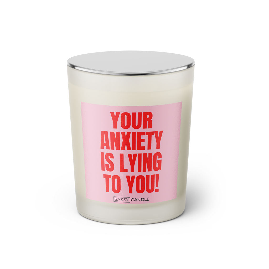 Duftkerze mit witzigen Spruch: Your anxiety is lying to you. Kerzenglas mit silbernen Deckel. Farbe rosa und pink von Sassy Candle.