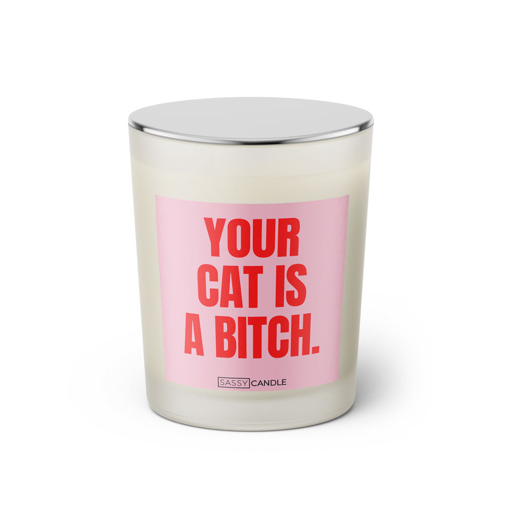 Duftkerze mit witzigen Spruch: Your Cat is a Bitch. Farbe rosa und pink von Sassy Candle.
