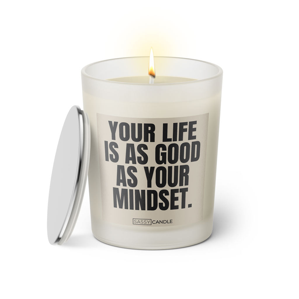 Duftkerze mit witzigem Spruch: Your life is as good as your mindset. Farbe beige und schwarze Schrift. Kerzenglas mit silbernem Deckel von SassyCandle.