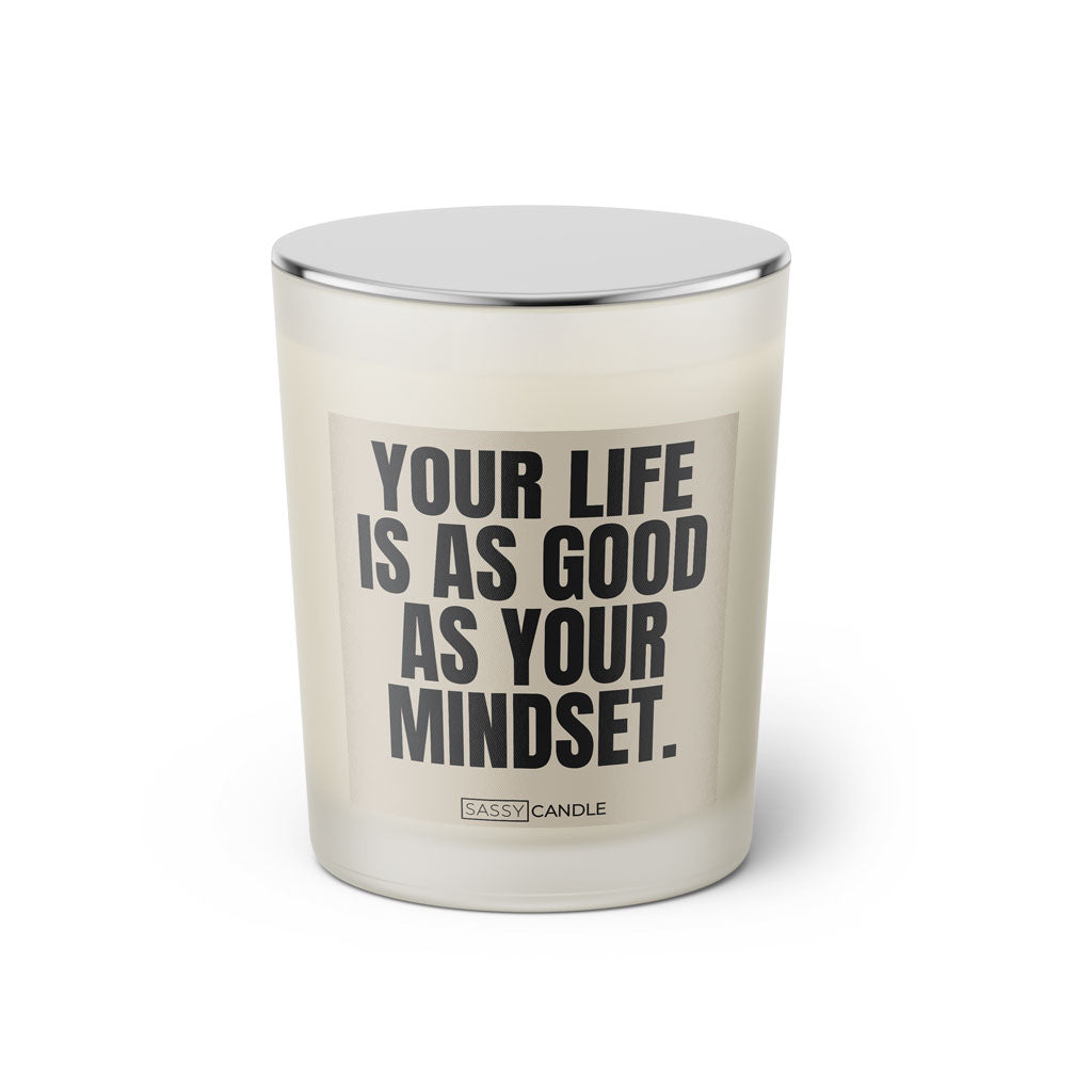 Duftkerze mit witzigem Spruch: Your life is as good as your mindset. Farbe beige und schwarze Schrift. Kerzenglas mit silbernem geschlossenem Deckel von SassyCandle.