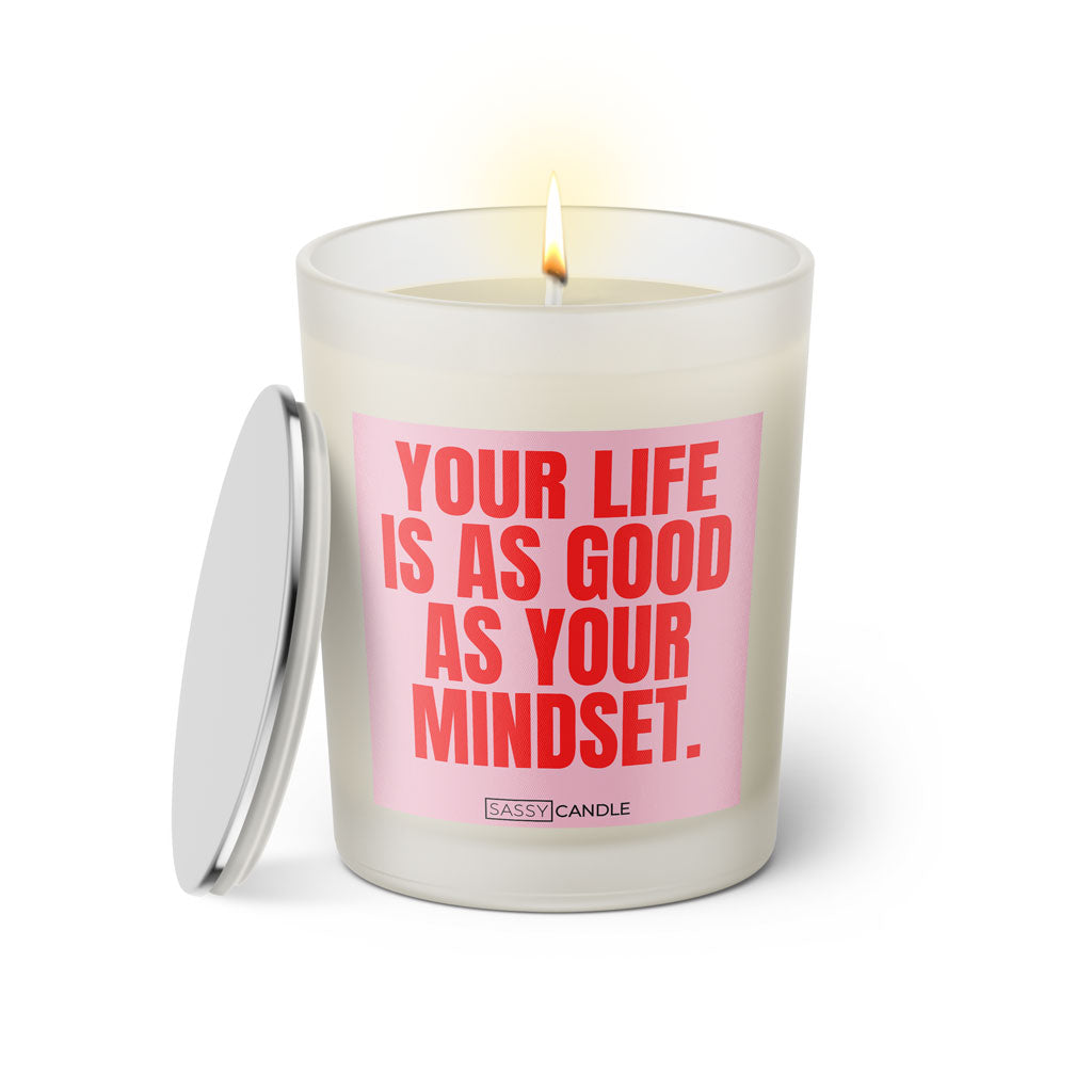 Duftkerze mit witzigem Spruch: Your life is as good as your mindset. Farbe rosa und pinke Schrift. Kerzenglas mit silbernem Deckel von SassyCandle.