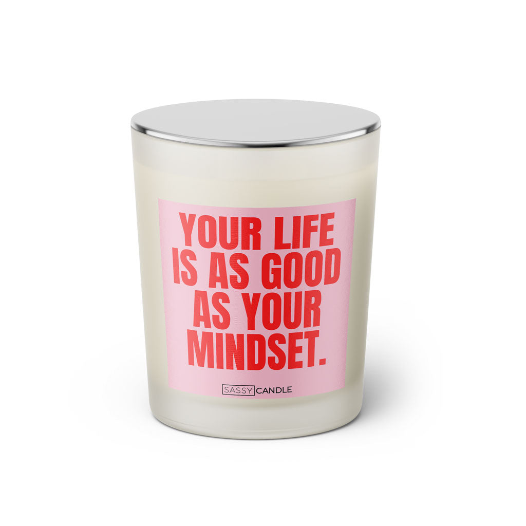Duftkerze mit witzigem Spruch: Your life is as good as your mindset. Farbe rosa und pinke Schrift. Kerzenglas mit silbernem geschlossenem Deckel von SassyCandle.