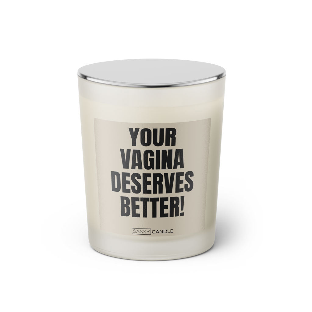 Duftkerze mit witzigen Spruch: Your Vagina deserves better! Farbe beige und schwarz von Sassy Candle.