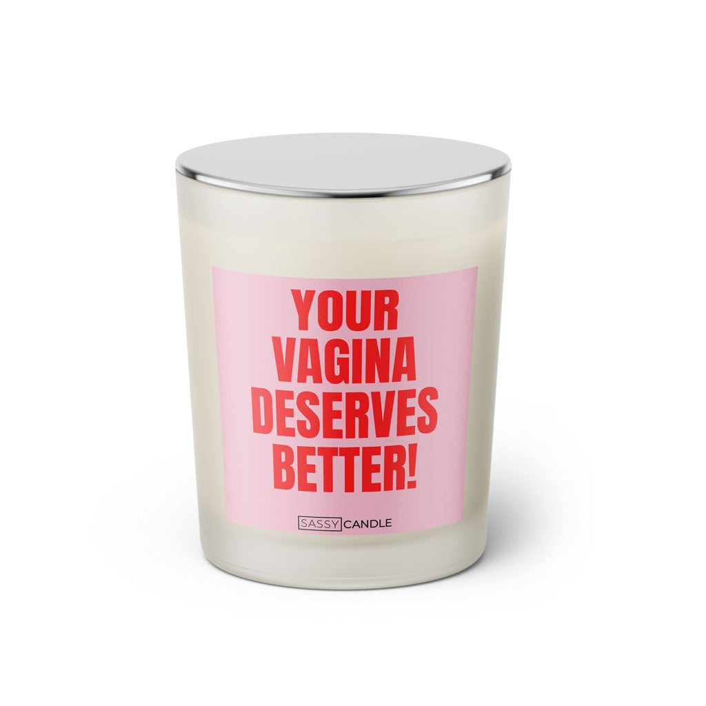 Duftkerze mit witzigen Spruch: Your Vagina deserves better! Farbe rosa und pink von Sassy Candle.
