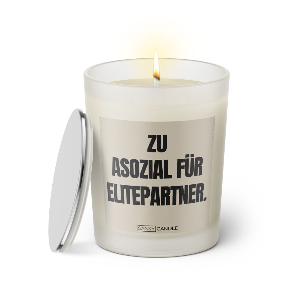 Duftkerze mit witzigen Spruch: Zu asozial für Elitepartner. Farbe beige und schwarz von Sassy Candle.