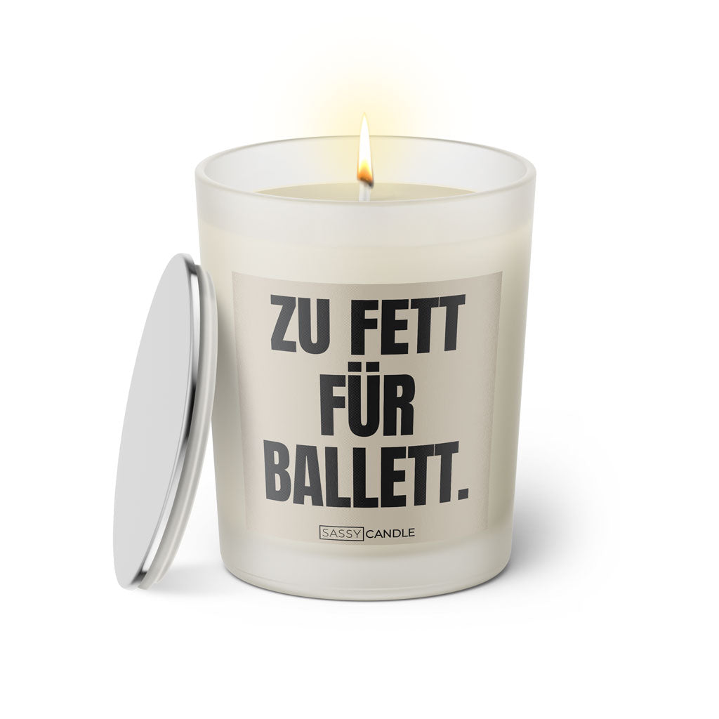 Duftkerze mit Spruch: Zu fett für Ballett. Farbe beige und schwarz von Sassy Candle.