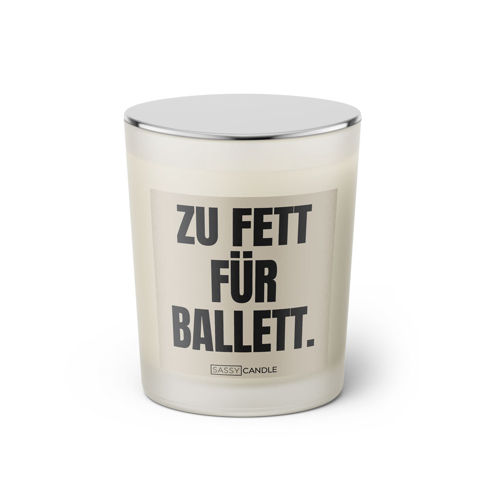 Duftkerze mit Spruch: Zu fett für Ballett. Farbe beige und schwarz von Sassy Candle.