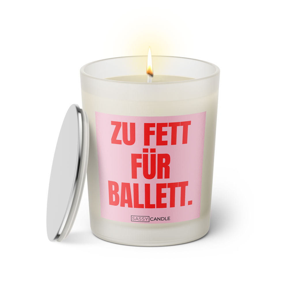 Duftkerze mit Spruch: Zu fett für Ballett. Farbe rosa und pink von Sassy Candle.