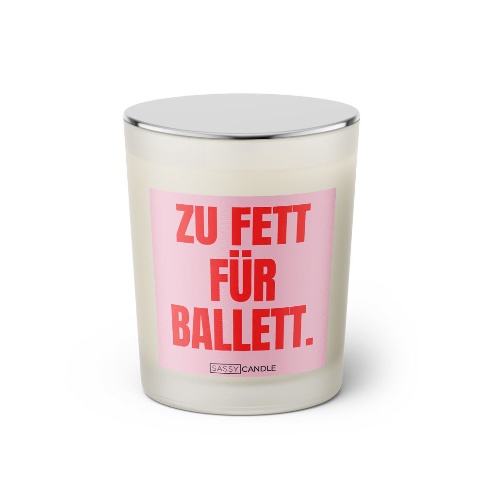 Duftkerze mit Spruch: Zu fett für Ballett. Farbe rosa und pink von Sassy Candle.