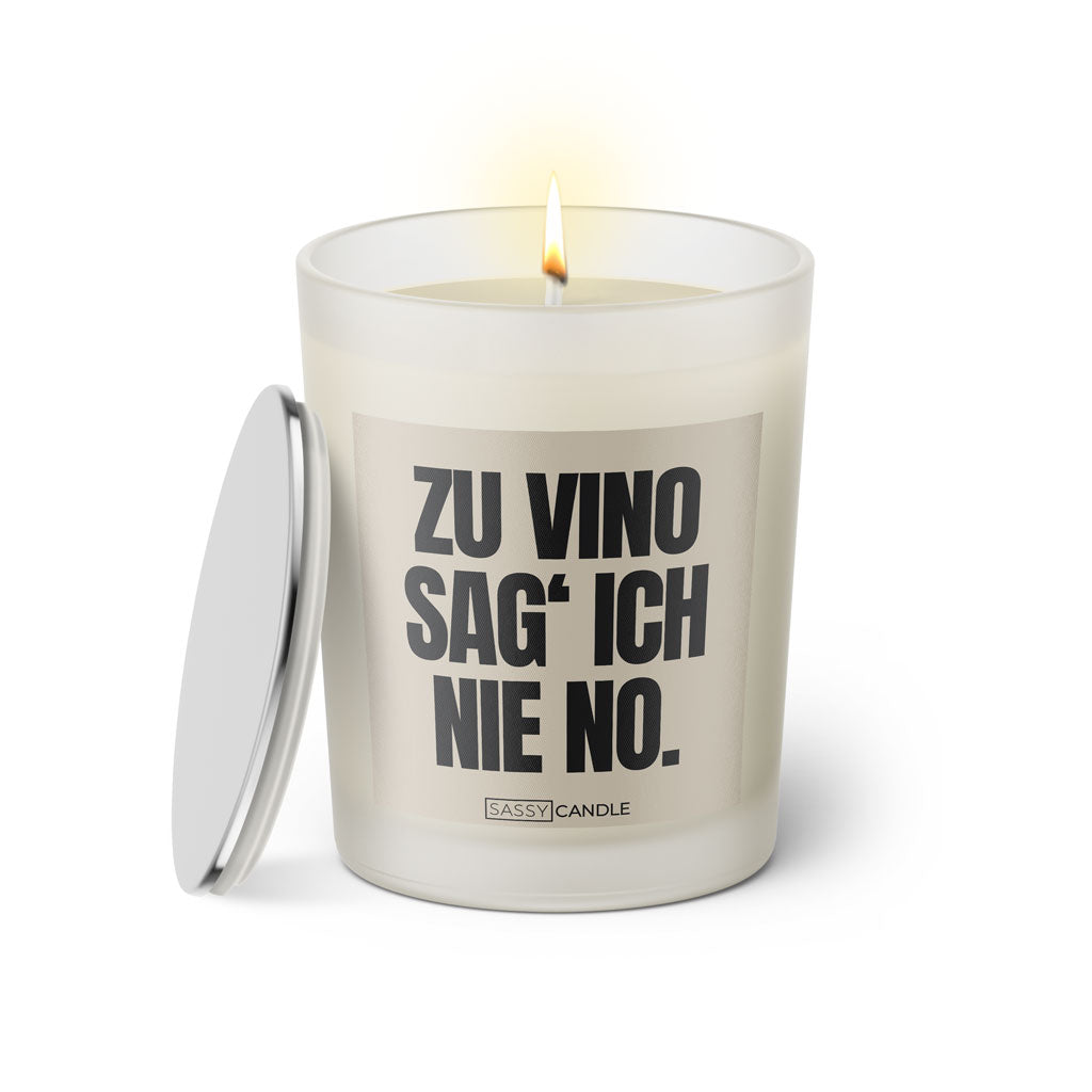 Duftkerze mit witzigem Spruch: Zu Vino sag ich nie No. Farbe beige und schwarze Schrift. Kerzenglas mit silbernem Deckel von SassyCandle.