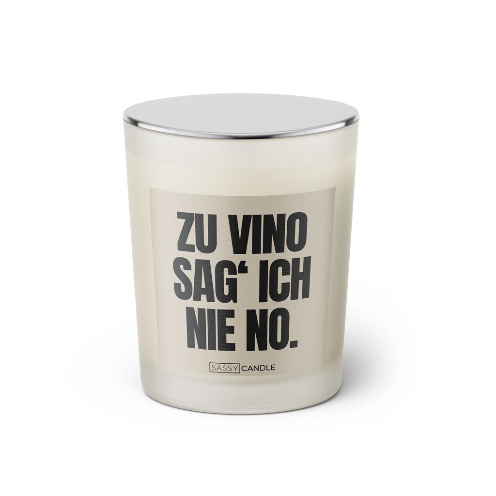 Duftkerze mit witzigem Spruch: Zu Vino sag ich nie No. Farbe beige und schwarze Schrift. Kerzenglas mit silbernem geschlossenem Deckel von SassyCandle.