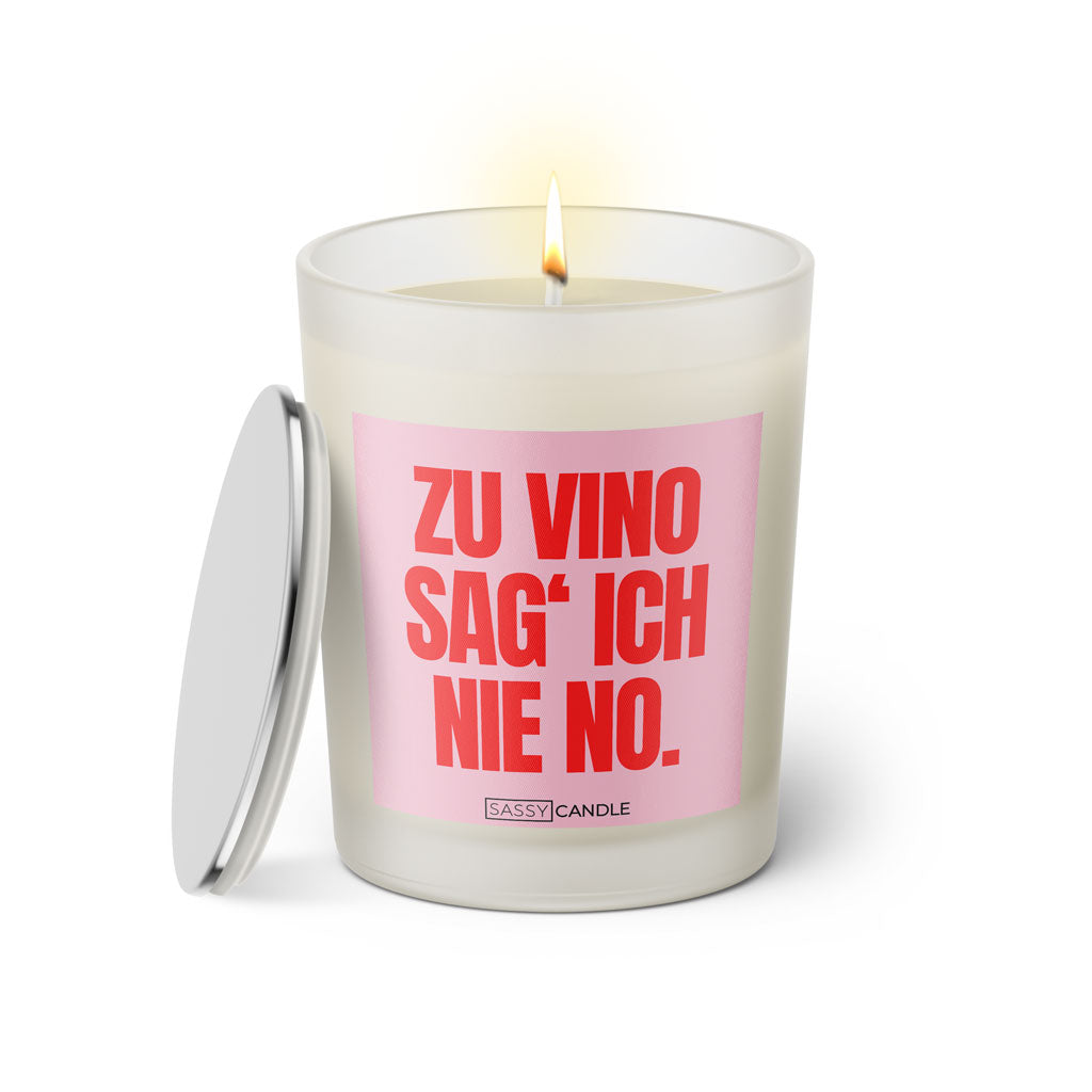Duftkerze mit witzigem Spruch: Zu Vino sag ich nie No. Farbe rosa und pinke Schrift. Kerzenglas mit silbernem Deckel von SassyCandle.
