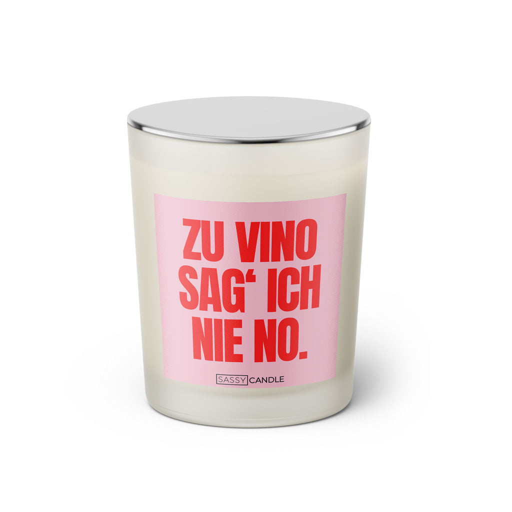 Duftkerze mit witzigem Spruch: Zu Vino sag ich nie No. Farbe rosa und pinke Schrift. Kerzenglas mit silbernem geschlossenem Deckel von SassyCandle.